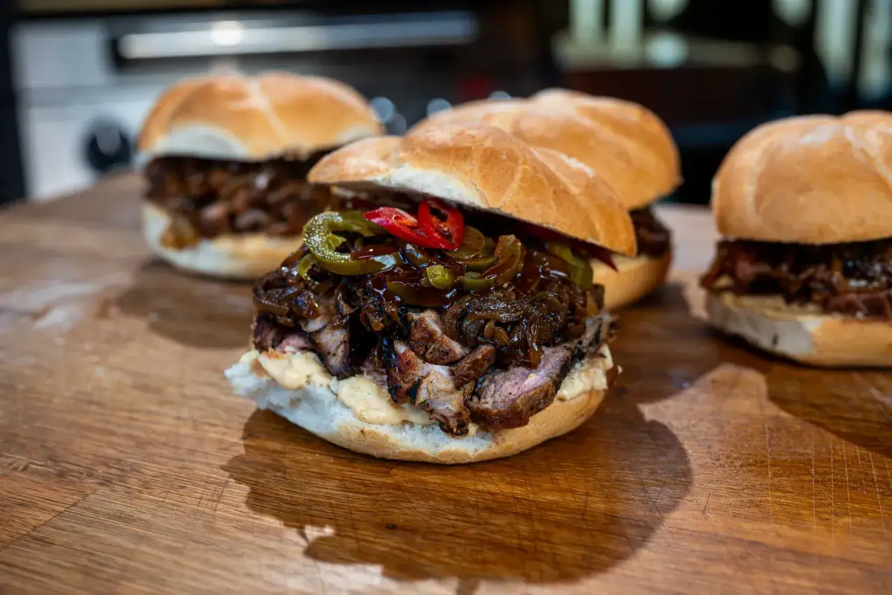 Soczyste kanapki z karczkiem w sosie, z papryczkami chili i jalapeño. Idealne na grilla, dzięki marynacie do karczku.
