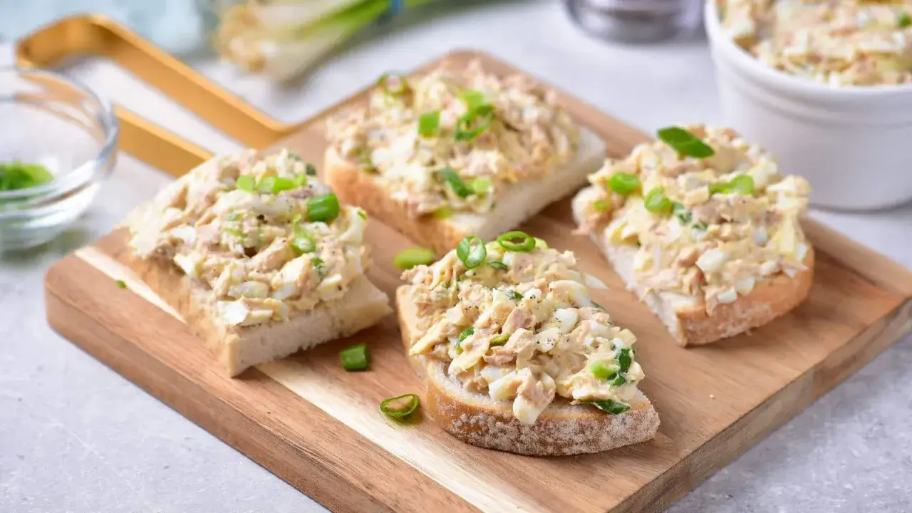 Pyszna pasta jajeczna na chlebie, idealna na szybkie śniadanie. Prosty przepis na pastę jajeczną.