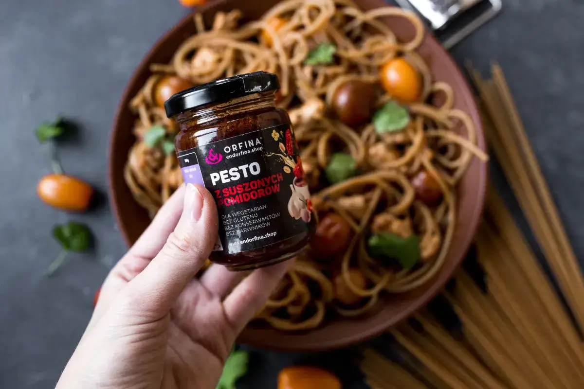 makaron z pesto kurczakiem i pomidorkami