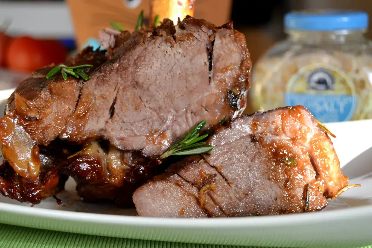 Soczyste, pieczone mięso z rozmarynem, jakby wyjęte prosto z pieca. Idealne na rodzinny obiad, niczym comber z najlepszej restauracji.