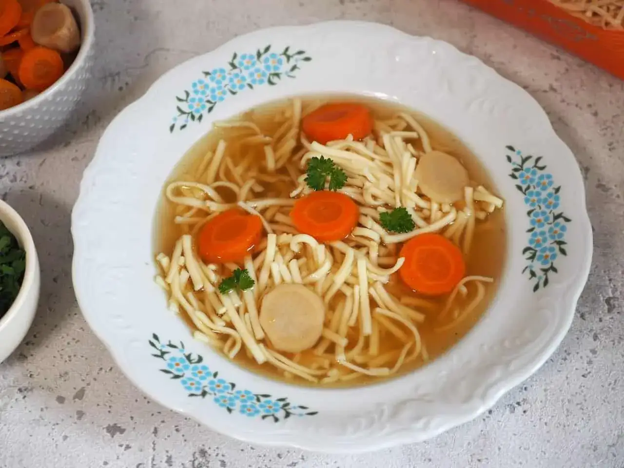 Aksamitny rosół z kaczki z makaronem, marchewką i kawałkami mięsa. Idealny na chłodne dni.