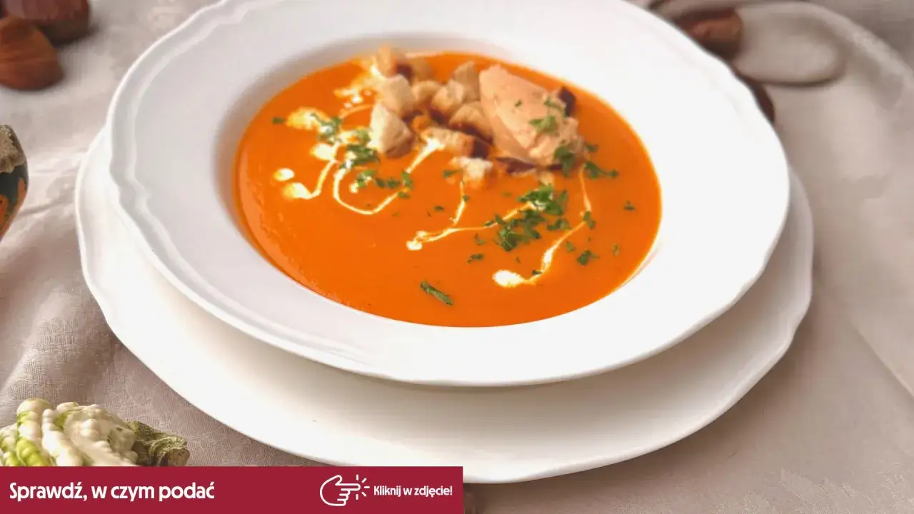 Zupa krem z dyni przepis Ewy Wachowicz. Aromatyczny, pomarańczowy krem z dyni, udekorowany grzankami, śmietaną i natką pietruszki.