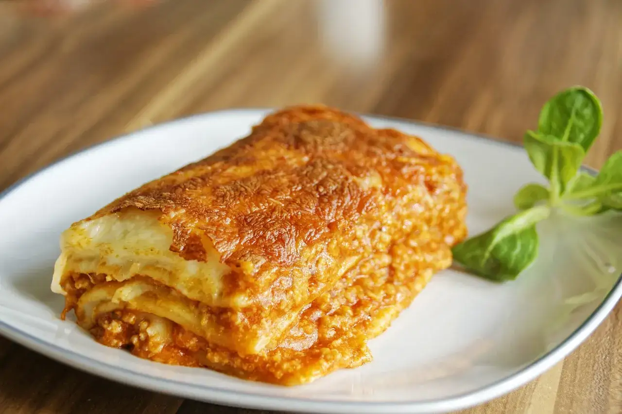 Pyszna, złocista lasagne z mięsem mielonym, idealna na prosty obiad.