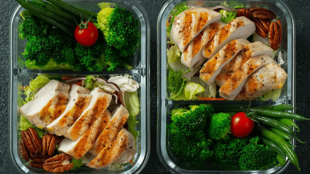 Dwa pojemniki z posiłkami: grillowany kurczak z sałatką i brokułami, idealne na dietę lekkostrawną przepisy.