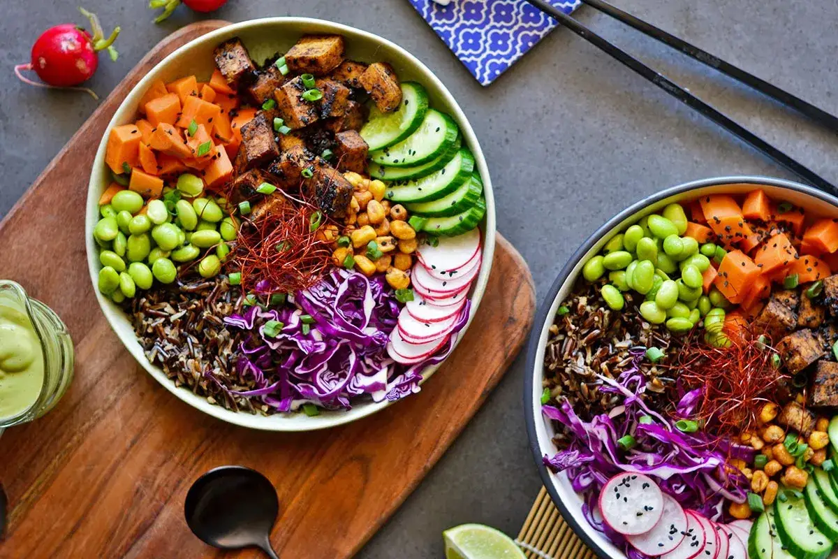 Dwa kolorowe poke bowle z tofu, batatami, edamame, ryżem i warzywami. Idealne dla fleksitarianizmu, pełne smaku i zdrowia.