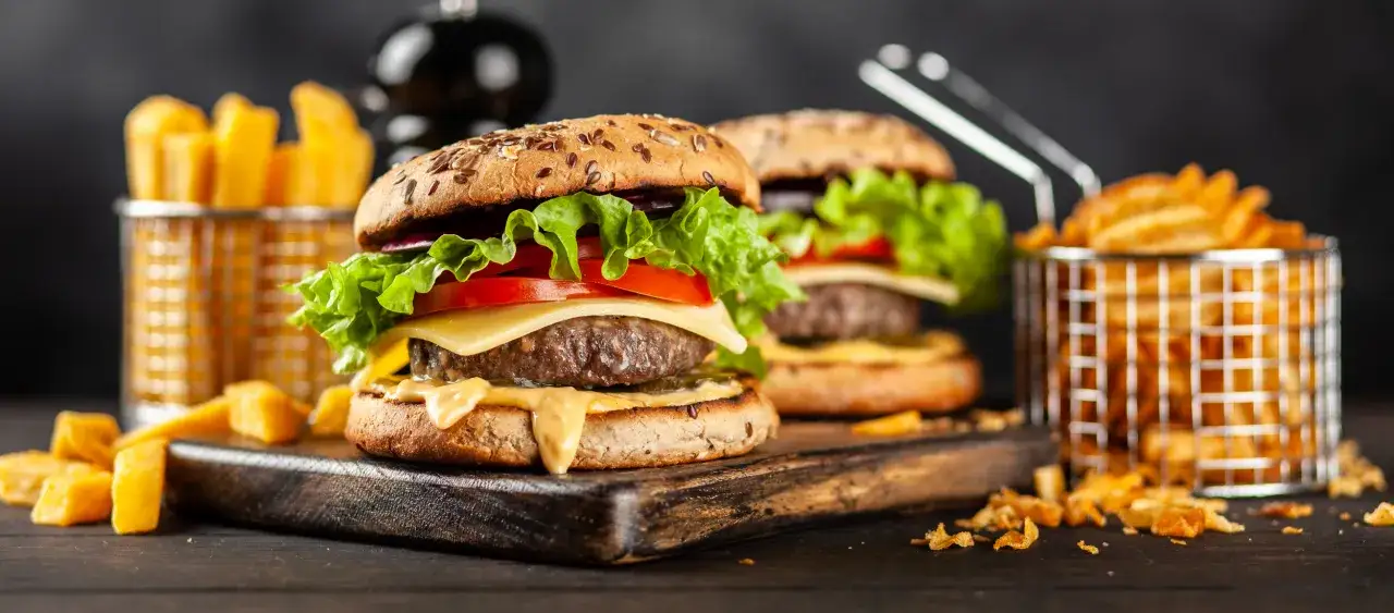 Zdjęcie Ile kalorii ma burger wołowy z frytkami? Zaskakujące wartości!