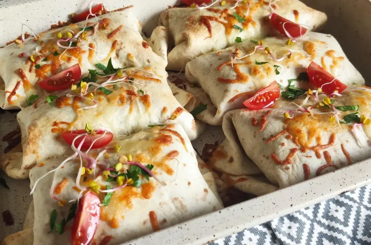 Pyszna tortilla z mięsem mielonym, zapieczona z serem, pomidorkami i kiełkami. Idealna na szybki obiad.