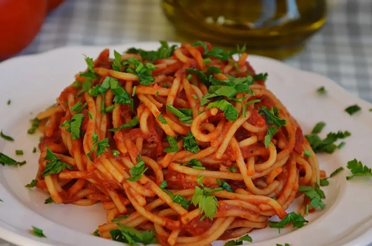 Pyszne spaghetti z sosem pomidorowym i natką pietruszki. Idealny przepis, jak zrobić spaghetti na obiad.