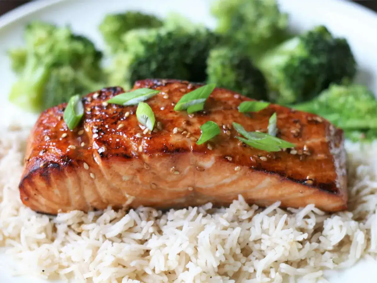 Łosoś w sosie teriyaki, podany z ryżem i brokułami. Pyszny przepis na sos teriyaki!