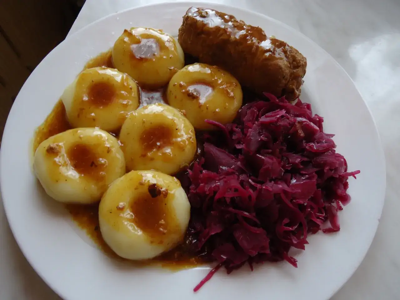 Rolada śląska z kluskami śląskimi, sosem i czerwoną kapustą. Pyszny, tradycyjny obiad.