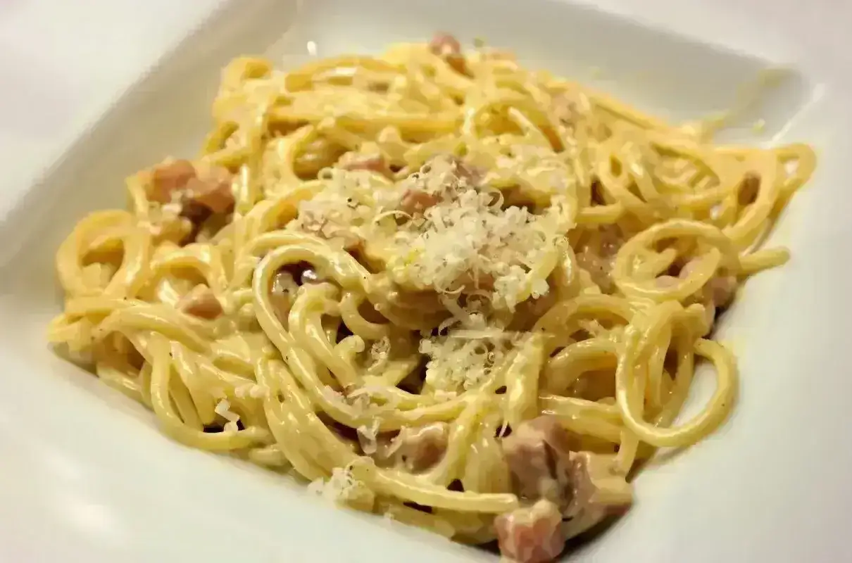 Spaghetti carbonara – przepis oryginalny ze śmietaną. Kremowy sos, kawałki boczku i parmezan na złocistym makaronie. Pyszne danie gotowe w kilka minut.
