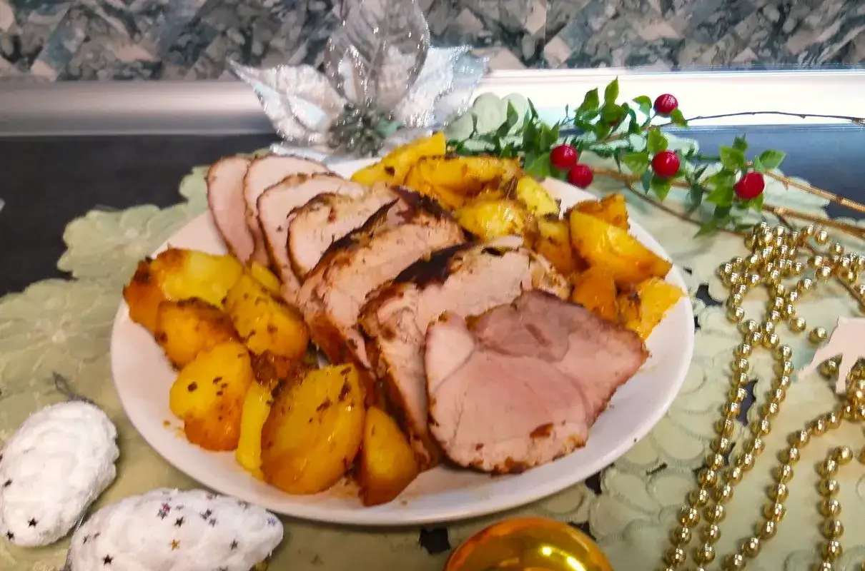 Pyszna, soczysta świeżonka z pieczonymi ziemniakami, udekorowana świątecznymi ozdobami.
