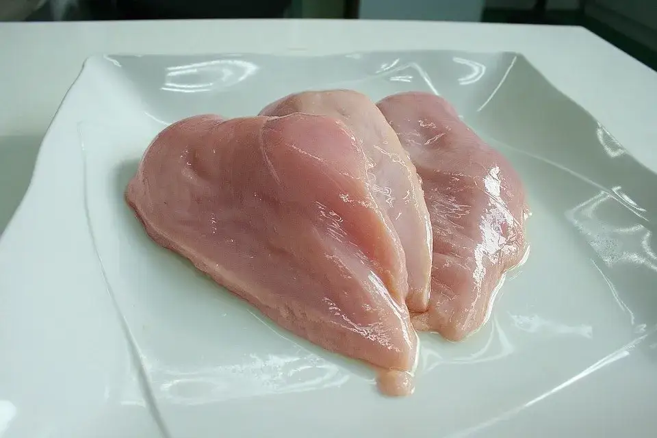 Zdjęcie Ile piers z kurczaka ma kcal? Sprawdź, co wpływa na kaloryczność