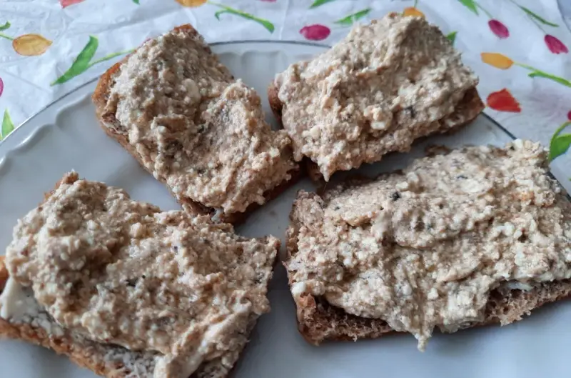 Cztery kromki ciemnego pieczywa obficie posmarowane pastą rybną. Smaczna przekąska na śniadanie lub kolację.