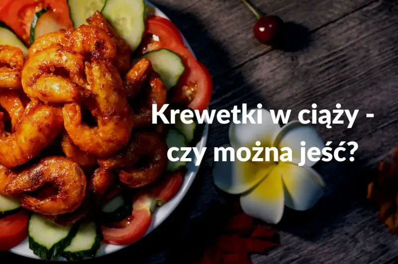Talerz z krewetkami w sosie, pomidorami i ogórkiem. Tekst: "Krewetki w ciąży - czy można jeść?".
